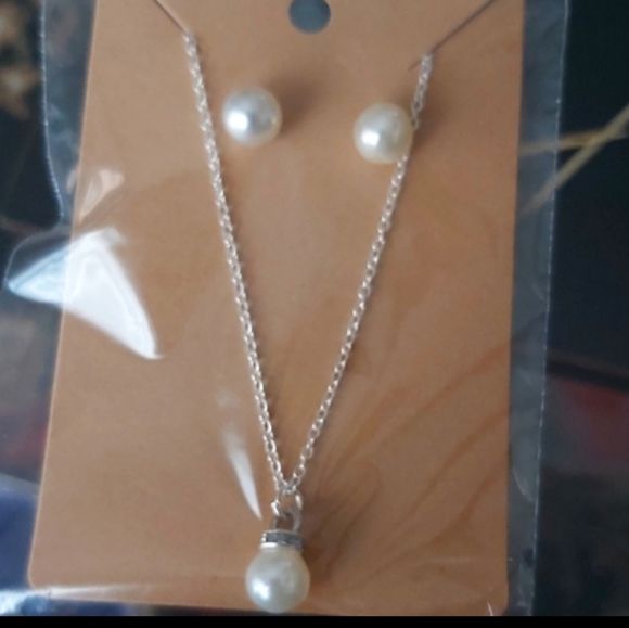 Hello ladies I am selling all the fashion earings for sale each $35.00 . - Picture 1 of 11